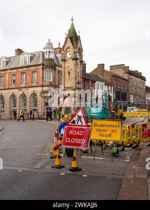 Vari cartelli e barriere che indicano la chiusura temporanea parziale di Stricklandgate, A6, nel centro della città a causa di importanti rinnovamenti infrastrutturali. Foto Stock