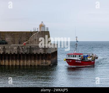 19 febbraio 2024. Findochty Harbour, Moray, Scozia. Si tratta della piccola imbarcazione Ocean Rose Shellfish che arriva al suo ormeggio di casa con la sua cattura di molluschi Foto Stock