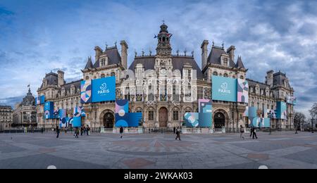 Parigi, Francia - 02 15 2024: Municipio di Parigi. Vista del colorato edificio del municipio con gli anelli olimpici e il simbolo di Parigi 2024 Foto Stock