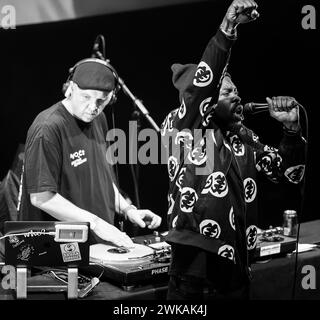 Skunkadelic si esibisce al Transform 2024 all'Aberystwyth Arts Centre il 3 febbraio 2024. Foto Stock