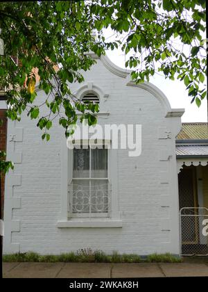 Storica casa con terrazza per lavoratori bianchi con caratteristiche architettoniche uniche, Bathurst, New South Wales, Australia. Foto Stock