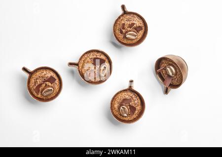 Caramelle artigianali al cioccolato a forma di tazze in miniatura Foto Stock