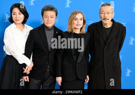 Cho Yunhee, Kwon Hae-hyo, Isabelle Huppert und Hong Sang-soo beim Photocall zum Kinofilm A Traveler S needs / Yeohaengjaui pilyo auf der Berlinale 2024 / 74. Internationale Filmfestspiele Berlin im Hotel Grand Hyatt. Berlino, 19.02.2024 *** Cho Yunhee, Kwon Hae hyo, Isabelle Huppert e Hong Sang soo al photocall per il film A Traveler's Needs Yeohaengjaui pilyo al Berlinale 2024 74 Berlin International Film Festival presso l'Hotel Grand Hyatt Berlin, 19 02 2024 foto:XF.xKernx/xFuturexImagex Needs 4208 Foto Stock