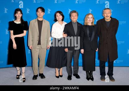 Kim Seung-yun, ha Seongguk, Cho Yunhee, Kwon Hae-hyo, Isabelle Huppert und Hong Sang-soo beim Photocall zum Kinofilm A Traveler S needs / Yeohaengjaui pilyo auf der Berlinale 2024 / 74. Internationale Filmfestspiele Berlin im Hotel Grand Hyatt. Berlino, 19.02.2024 *** Kim Seung yun, ha Seongguk, Cho Yunhee, Kwon Hae hyo, Isabelle Huppert e Hong Sang soo alla fotochiamata per il film A Traveler's Needs Yeohaengjaui pilyo al Berlinale 2024 74 Berlin International Film Festival presso l'Hotel Grand Hyatt Berlin, 19 02 2024 foto:XF.xKernx/xFuturexImagex needs 4207 Foto Stock