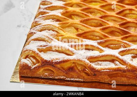 Torta di mele a reticolo dorato con crema pasticcera e zucchero a velo Foto Stock