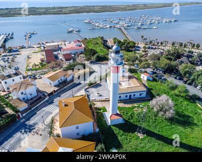 Vista aerea della torre del faro nel villaggio sulla spiaggia El Rompido, nel comune di Cartaya, Huelva, Andalusia, Spagna. Questo faro risale al passato Foto Stock