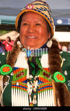 Donna in regalia, Pi-Ume-Sha trattato Giorni, Warm Springs Indian Reservation, Oregon Foto Stock