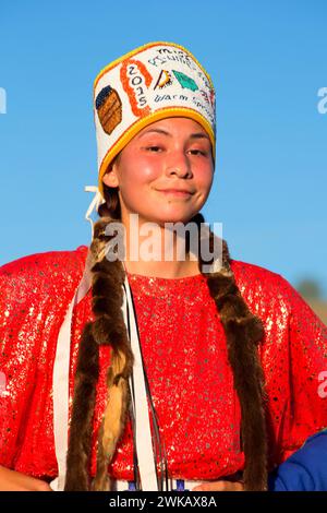 Giovane donna in regalia, Pi-Ume-Sha trattato Giorni, Warm Springs Indian Reservation, Oregon Foto Stock