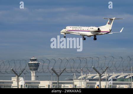 Repubblica di Serbia Embraer EMB-135BJ Legacy con la bandiera YU-SRB atterra alla Conferenza sulla sicurezza di Monaco del 2024, sulla pista sud 26L di Muni Foto Stock