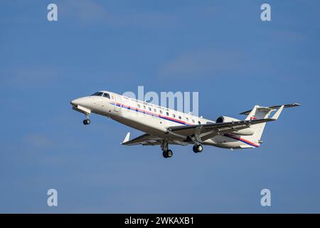 Repubblica di Serbia Embraer EMB-135BJ Legacy con la bandiera YU-SRB atterra alla Conferenza sulla sicurezza di Monaco del 2024, sulla pista sud 26L di Muni Foto Stock