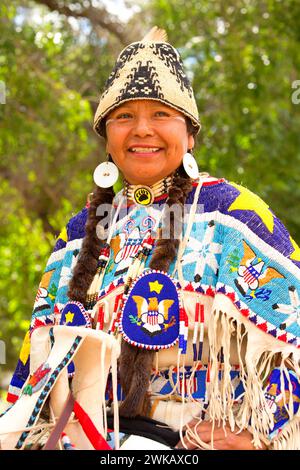 Donna in regalia, Pi-Ume-Sha trattato Giorni, Warm Springs Indian Reservation, Oregon Foto Stock