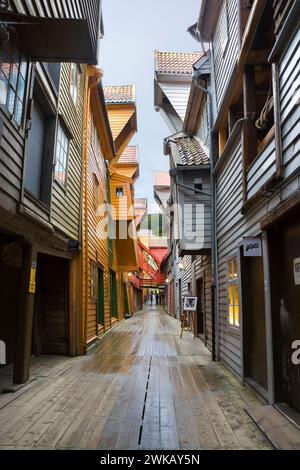 Edifici anseatici di Bryggen - storico quartiere portuale di Bergen, Norvegia. Bryggen è nella lista dell'UNESCO dal 1979. Oggi ospita musei Foto Stock