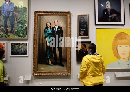 National Portrait Gallery Londra Regno Unito - i visitatori guardano un ritratto del Duca e della Duchessa di Cambridge dell'artista Jamie Coreth dipinto nel 2022 Foto Stock