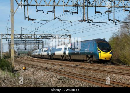 Treno passeggeri inclinabile Pendolino Classe 390, sulla West Coast Main Line, vicino a Stafford, Regno Unito nell'aprile 2023. Foto Stock