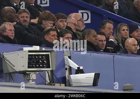 Liverpool, Regno Unito. 19 febbraio 2024. Oliver Glasner, il nuovo manager del Crystal Palace, si trova tra il presidente Steve Parrish e l'ex giocatore Mark Bright durante la partita di Premier League a Goodison Park, Liverpool. Il credito per immagini dovrebbe essere: Andrew Yates/Sportimage Credit: Sportimage Ltd/Alamy Live News Foto Stock