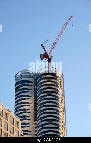 Gru Derrick in cima alla Butterfly, una lussuosa torre residenziale di 57 piani in costruzione a Vancouver, BC, Canada Foto Stock