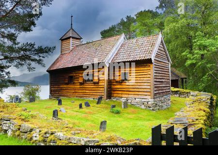 Storica Cappella in legno di Hestad sulla riva di Hestadfjorden, Norvegia Foto Stock