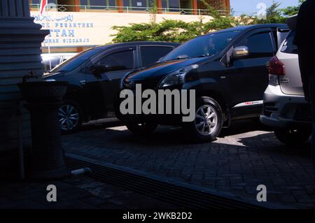 Vista del parcheggio nel cortile della scuola islamica di al Fattah, Sidoarjo Foto Stock