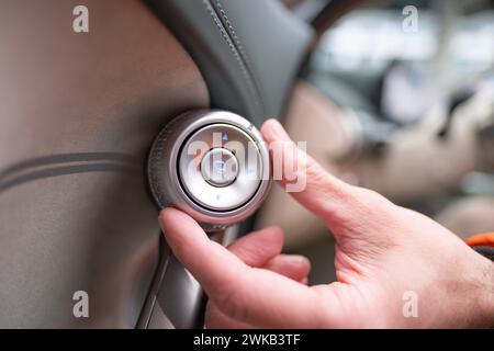 Comandi dell'impianto audio in primo piano sulla portiera del conducente, auto elettrica Genesis GV60, interruttori fisici a pulsante, joystick, Hyundai c Foto Stock