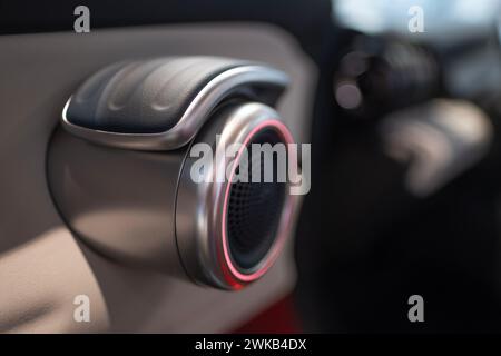 Comandi dell'impianto audio sulla portiera del conducente, interruttori fisici a pulsante della strumentazione, joystick, BYD interna Atto 3 Electric Car, tecnologia EV Automotive in Foto Stock