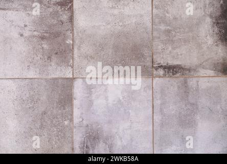 Rivestimento decorativo con pietra o piastrelle con imitazione di un motivo in pietra. Decorazioni interne ed esterne degli edifici. Architettura urbana. Schema pietra Foto Stock