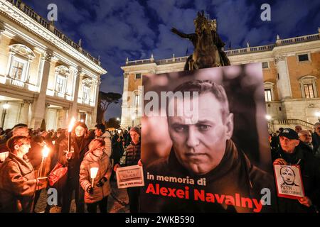 Roma, Italia. 19 febbraio 2024. I manifestanti partecipano ad una manifestazione sulla collina Capitolina in memoria del leader dell'opposizione russa Alexei Navalny, la cui morte è stata riportata dalla Russia in una colonia correttiva del Circolo Polare Artico il 16 febbraio. Crediti: Riccardo De Luca - aggiornamento immagini/Alamy Live News Foto Stock