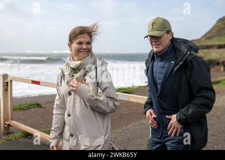 Mill Valley, Stati Uniti. 19 febbraio 2024. Highlands reali la principessa ereditaria Vittoria Ingrid Alice Désirée e il principe Daniele di Svezia visitano Rodeo Beach Coastal Trailhead nella contea di Marin, CALIFORNIA, il 19 febbraio 2024. Parte del loro viaggio ufficiale nella zona della baia. (Foto di Skyler Greene/Sipa USA) credito: SIPA USA/Alamy Live News Foto Stock