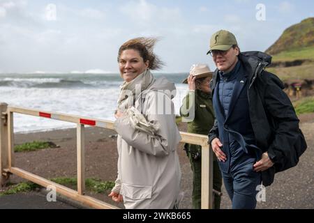 Mill Valley, Stati Uniti. 19 febbraio 2024. Highlands reali la Principessa ereditaria Vittoria Ingrid Alice Désirée e il Principe Daniele di Svezia, con mia Monroe, Park Ranger presso il National Park Service, visita Rodeo Beach Coastal Trailhead nella contea di Marin, CALIFORNIA, il 19 febbraio 2024. Parte del loro viaggio ufficiale nella Bay area. (Foto di Skyler Greene/Sipa USA) credito: SIPA USA/Alamy Live News Foto Stock