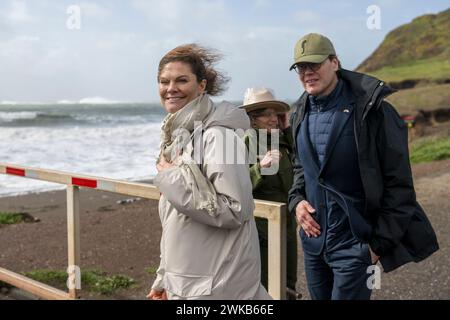 Mill Valley, Stati Uniti. 19 febbraio 2024. Highlands reali la Principessa ereditaria Vittoria Ingrid Alice Désirée e il Principe Daniele di Svezia, con mia Monroe, Park Ranger presso il National Park Service, visita Rodeo Beach Coastal Trailhead nella contea di Marin, CALIFORNIA, il 19 febbraio 2024. Parte del loro viaggio ufficiale nella Bay area. (Foto di Skyler Greene/Sipa USA) credito: SIPA USA/Alamy Live News Foto Stock