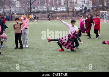 Coppie cinesi che ballano nel Sara D. Roosevelt Park , accolgono nell'anno del Drago il capodanno cinese a New York City Foto Stock