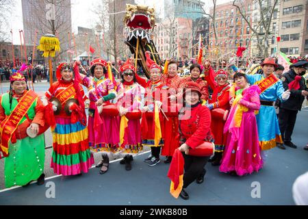 Cinesi e altri newyorkesi celebrano il Capodanno cinese al Sara D. Roosevelt Park durante la cerimonia di benvenuto nell'anno del Drago Foto Stock