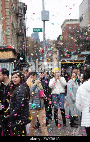 Cinesi e altri newyorkesi celebrano il Capodanno cinese al Sara D. Roosevelt Park durante la cerimonia di benvenuto nell'anno del Drago Foto Stock