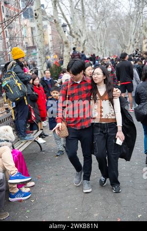 Cinesi e altri newyorkesi celebrano il Capodanno cinese al Sara D. Roosevelt Park durante la cerimonia di benvenuto nell'anno del Drago Foto Stock