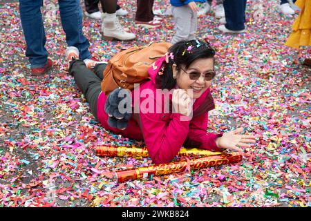 Cinesi e altri newyorkesi celebrano il Capodanno cinese al Sara D. Roosevelt Park durante la cerimonia di benvenuto nell'anno del Drago Foto Stock