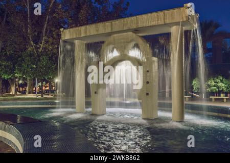 Fontana ornamentale con rivestimento in gres a El Jardin del Saliter nel quartiere di San Anton della città nella regione di Murcia, Spagna, Europa. Foto Stock