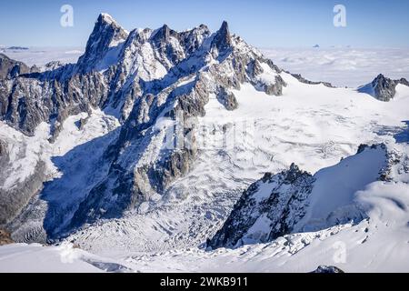Ghiacciaio Mer de Glace sotto Grandes Jorasses, massiccio del Monte bianco. Vista da Aiguille du Midi, Chamonix-Mont-Blanc, Francia Foto Stock