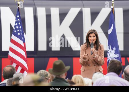 Camden, Stati Uniti. 19 febbraio 2024. Il candidato presidenziale repubblicano Nikki Haley parla a una folla durante una manifestazione elettorale a Camden. I repubblicani della Carolina del Sud votano alle primarie presidenziali il 25 febbraio. Credito: SOPA Images Limited/Alamy Live News Foto Stock