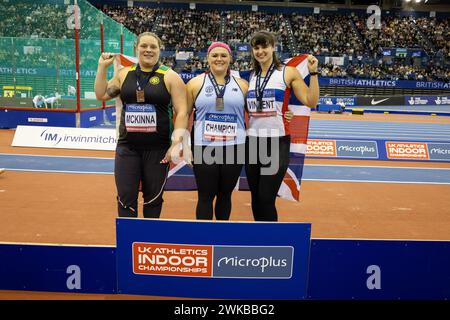 Birmingham, 18 febbraio 2024, CAMPBELL Amelia, VINCENT Serena e MCKINNA Sophie, Shot Put Women Podium Pictures, crediti: Aaron Badkin/Alamy Live News Foto Stock