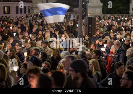 Roma, Italia. 19 febbraio 2024. Un uomo sventola la bandiera russa durante la processione delle fiaccolate in memoria di Alexei Navalny a Roma. (Credit Image: © Marcello Valeri/ZUMA Press Wire) SOLO PER USO EDITORIALE! Non per USO commerciale! Crediti: ZUMA Press, Inc./Alamy Live News Foto Stock