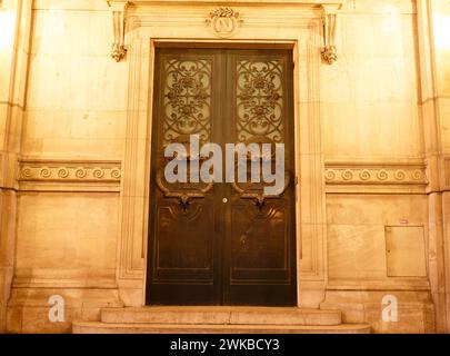 Vecchia porta ornata a Parigi, Francia - tipico vecchio edificio di appartamenti. Foto Stock