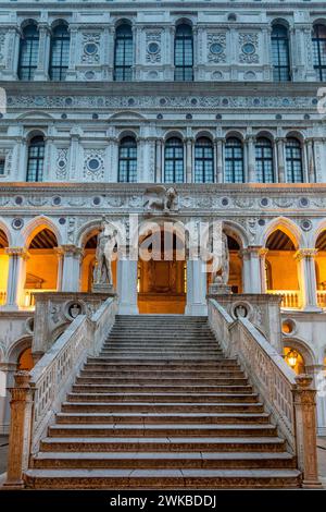 Venezia, Italia - 6 febbraio 2024: La Scala dei Giganti al Palazzo dei Dogi, o anche noto come Palazzo Ducale nella città di Venezia. Statue di M Foto Stock