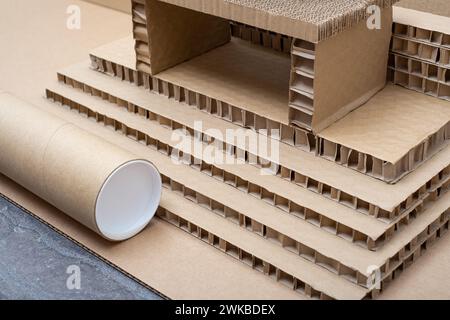 Modello di casa in cartone architettonico di base in tre dimensioni, ricavato dal materiale di imballaggio riciclato. gli studenti presentano il loro lavoro in 3rd ar Foto Stock