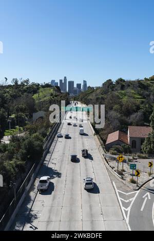 Superstrada 110 di Los Angeles che porta al centro di Los ANGELES. Vista verticale. Foto Stock