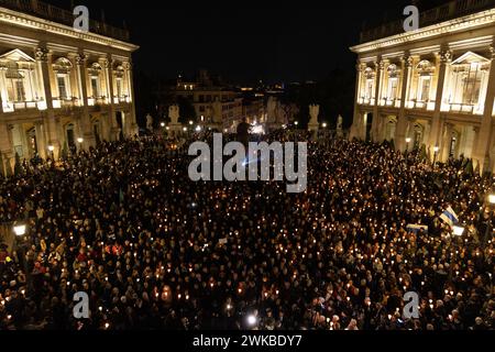 Roma, Italia. 19 febbraio 2024. Vista di Piazza del Campidoglio a Roma durante la processione delle fiaccolate in memoria di Alexei Navalny (foto di Matteo Nardone/Pacific Press) credito: Pacific Press Media Production Corp./Alamy Live News Foto Stock