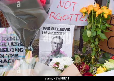 Londra, Regno Unito. 19 febbraio 2024. I sostenitori di A. Navalny continuano a lasciare fiori e tributi al memoriale improvvisato di fronte all'ambasciata russa a Londra dopo la morte del leader dell'opposizione in prigione in Russia. (Credit Image: © Vuk Valcic/ZUMA Press Wire) SOLO PER USO EDITORIALE! Non per USO commerciale! Foto Stock