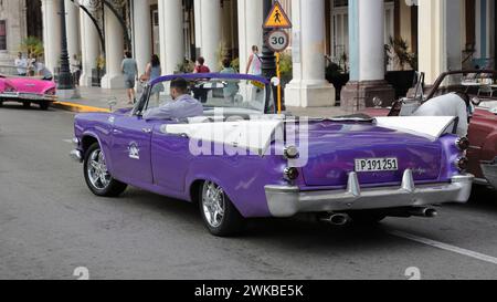 015 Vecchia auto in Almendron viola e bianco - serbatoio yank, classico americano Dodge - dal 1957 sul lungomare del Paseo del Prado. L'Avana-Cuba, Foto Stock