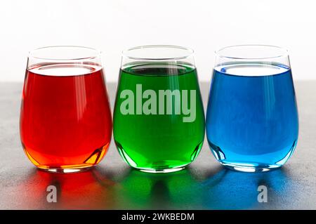 Colore RGB acqua in vetro sul tavolo, concetto di modello di colore RGB Foto Stock