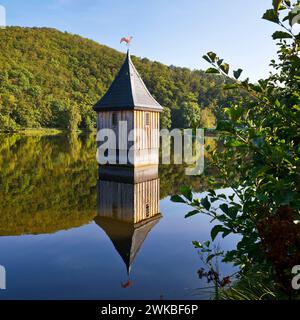 Chiesa nel lago, guglia della chiesa nel bacino idrico di Reiherbach sul lago Edersee, che ricorda la vecchia chiesa del villaggio, Germania, Assia, KE Foto Stock