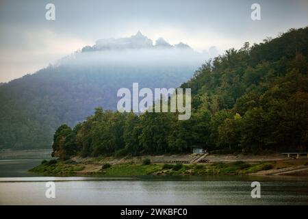 Lago Edersee con vista sul castello di Waldeck nella nebbia mattutina, Germania, Assia, Parco Nazionale di Kellerwald, Edertal Foto Stock