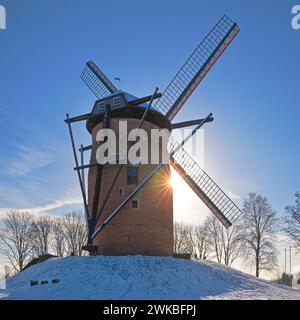 mill Geismuehle in inverno in controluce, Germania, Renania settentrionale-Vestfalia, Krefeld Foto Stock